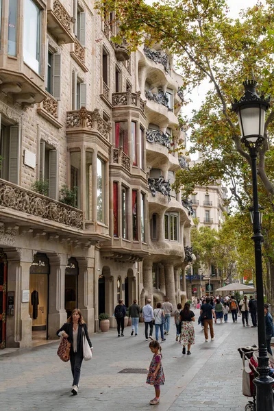 Barcelona Španělsko Října 2022 Chodci Kráčející Slavné Ulici Passeig Gracia — Stock fotografie