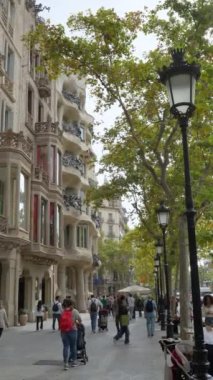 Barselona, İspanya. 10 Ekim 2022: Barcelona, İspanya 'daki ünlü Passeig de Gracia caddesinde yürüyen yayalar. Şehirdeki en lüks alışveriş caddelerinden biri..