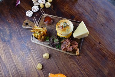 Hamburger ve sebze..