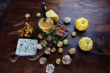 Hamburger ve sebze..