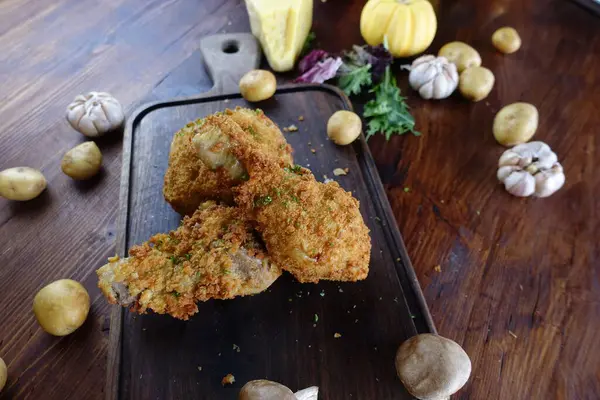 Cuisses de poulet frit aux légumes. — Photo