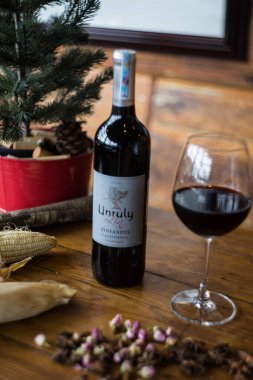 Küçük bir lokantada Batı yemekleri.