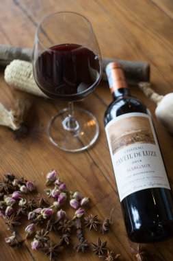 Küçük bir lokantada Batı yemekleri.