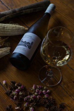 Küçük bir lokantada Batı yemekleri.