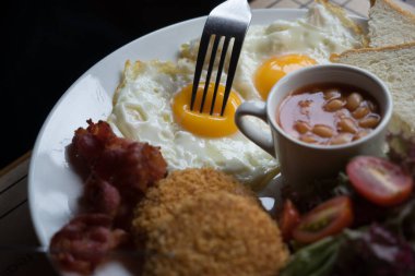 Küçük bir lokantada Batı yemekleri.