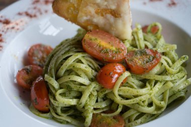 Domates soslu ve fesleğenli spagetti