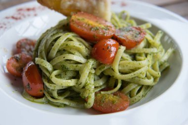 Domates soslu ve fesleğenli spagetti