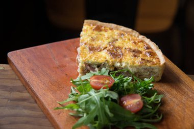 Peynirli ve domatesli taze pişmiş pizza.