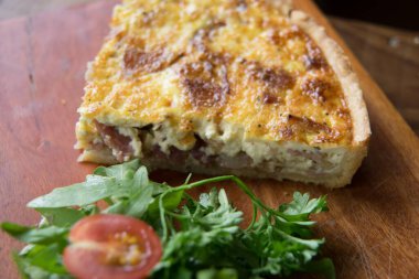 Peynirli ve domatesli pizza.