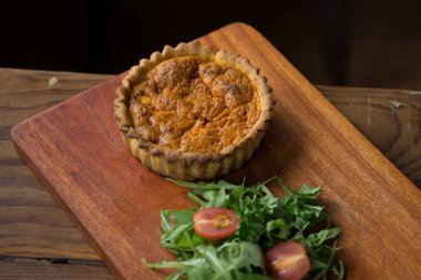 Domates soslu ve peynirli taze pişmiş tavuk.