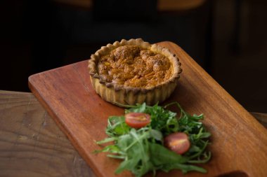 Peynirli ve sebzeli taze et.