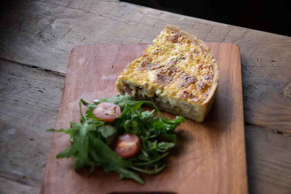 Peynirli ve otlu ızgara somon.