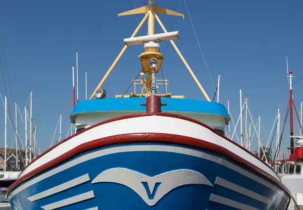 Arc d'un bateau de pêche dans un port néerlandais — Photo