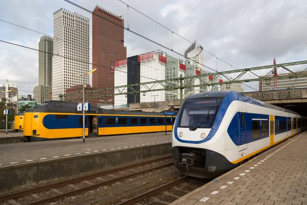 Поезда на центральном вокзале Гааги, правительство Нидерландов c — стоковое фото