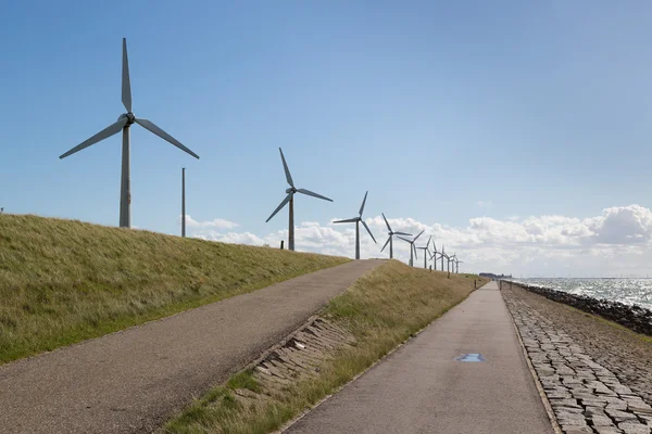 Windturbines langs een Nederlandse Dijk in de buurt van urk — Stockfoto