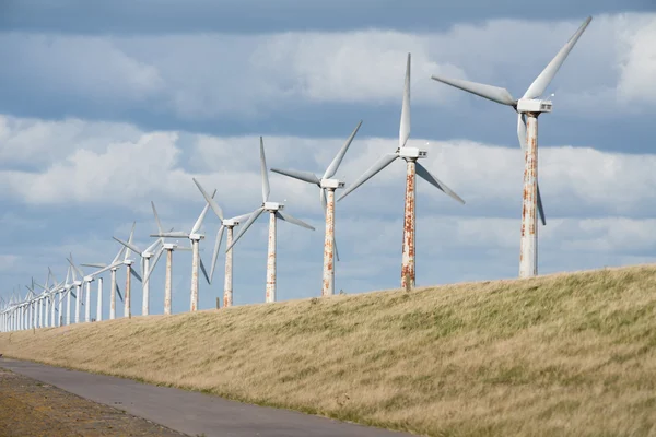 Turbiny wiatrowe wzdłuż holenderskiego grobli w pobliżu urk — Zdjęcie stockowe