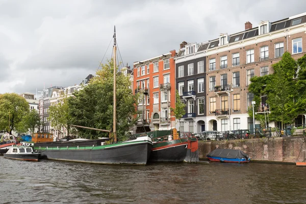 Stadsutsikt historiska Amsterdam, sett från floden amstel — Stockfoto