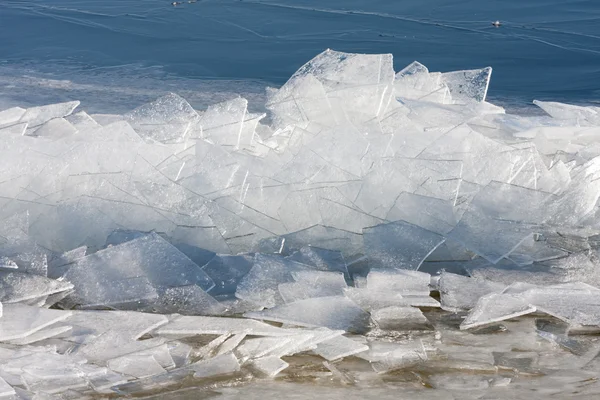 Mar congelado con pila de témpanos de hielo — Foto de Stock