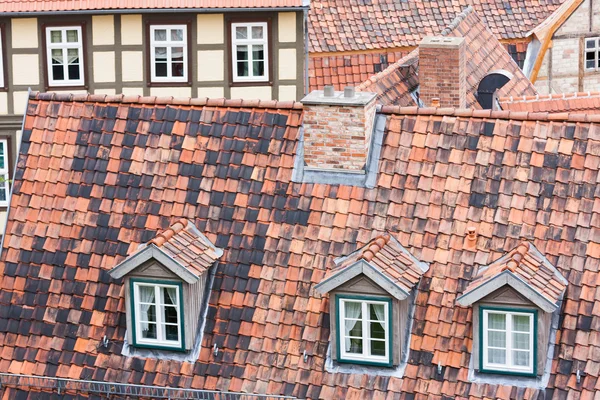 Kırmızı kiremitli çatılar ve dormers Quedlinburg, Almanya — Stok fotoğraf