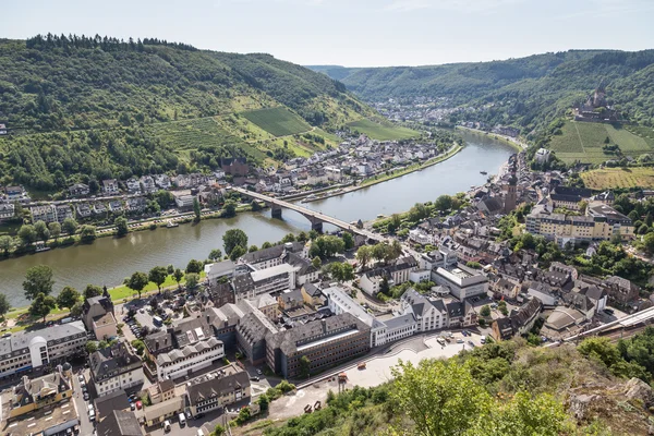 Letecký pohled na německého města cochem podél řeky Mosely — Stock fotografie