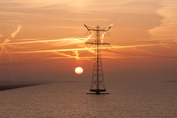 Lever de soleil sur la mer des Pays-Bas avec la silhouette d'une électricité — Photo