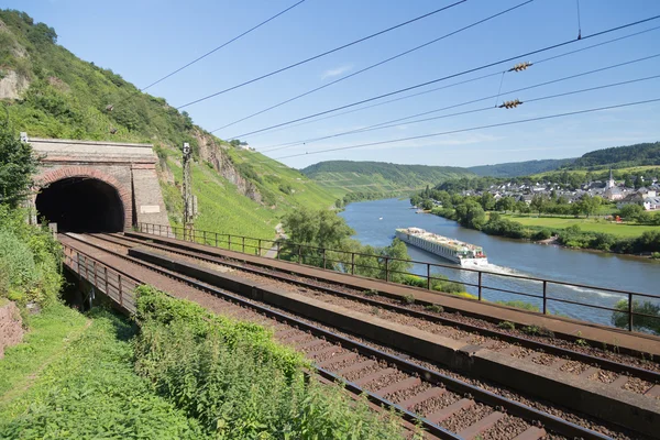 Ferrocarril y túnel cerca del río Mosela en Alemania —  Fotos de Stock