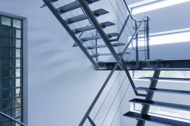 modern bir binada merdiven tarafından acil çıkış