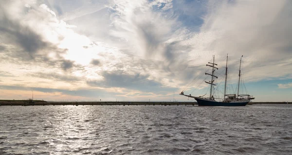 Nederlandse haven van urk met zonsondergang en zeilen schip — Stockfoto