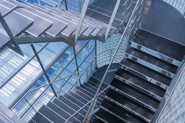 近代的なオフィスビルの階段を開く ロイヤリティフリーのストック画像