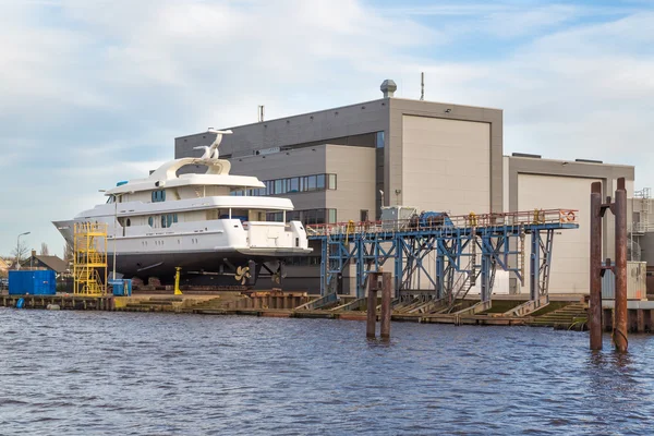 Luxe cruise boot op een scheepswerf in Nederland — Stockfoto