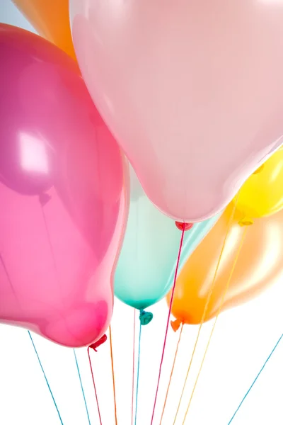 Vista inferior de globos de colores aislados en blanco — Foto de Stock