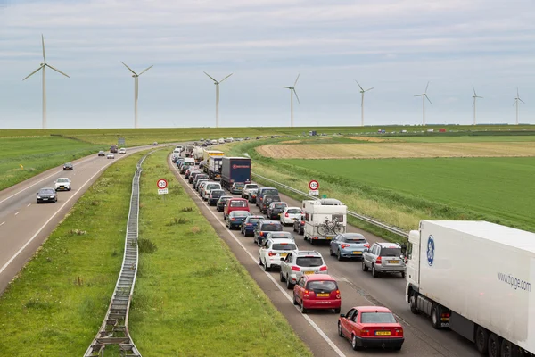 LELYSTAD - AUGUST 17: Traffic moves slowly along a busy highway — Stock Photo, Image