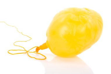 bir ip üzerinde beyaz izole, sönük sarı balon