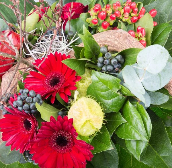 Mazzo di diversi fiori colorati — Foto Stock