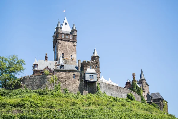 Cochem slott i Tyskland, omgivet av vinodlingar — Stockfoto