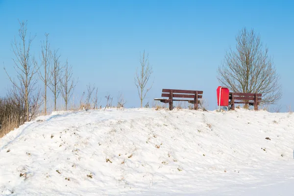 Banco de madera en el soleado paisaje invernal — Foto de Stock
