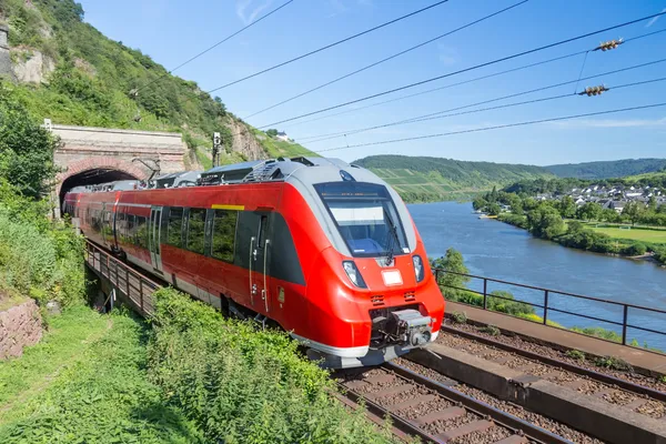 IC-trein verlaten van een tunnel in de buurt van de rivier de Moezel in Duitsland Stockfoto