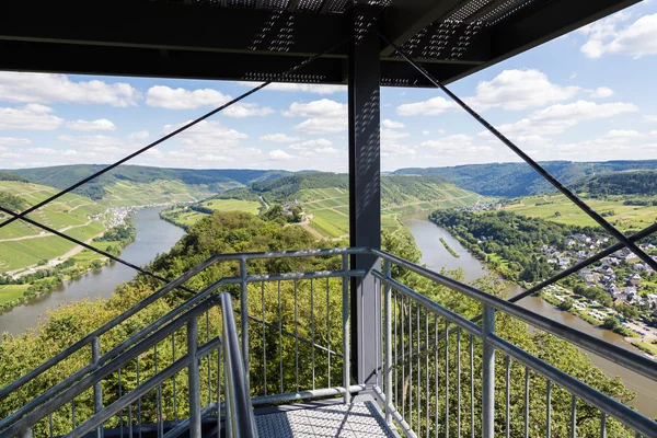 Vista aérea da torre de vigia sobre o rio alemão Moselle perto de Pund — Fotografia de Stock