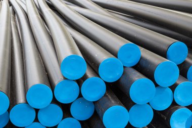 büyük plastik tüpler önce elektrik kabloları