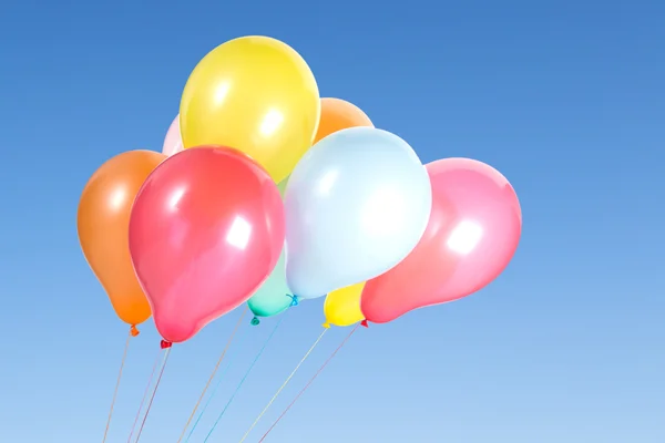 Mavi gökyüzünde bir demet renkli balon — Stok fotoğraf