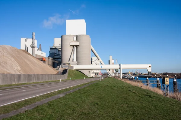 Grande fábrica de cimento perto de um canal na Holanda — Fotografia de Stock