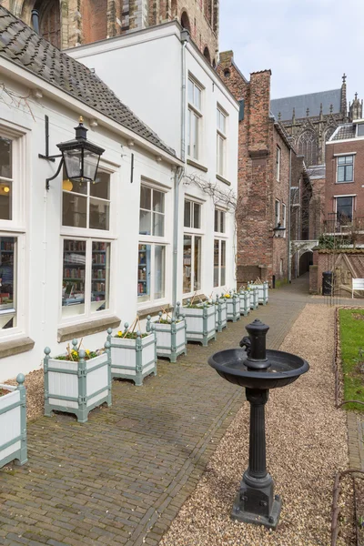 Binnenplaats in oud-Hollandse middeleeuwse stad utrecht — Stockfoto