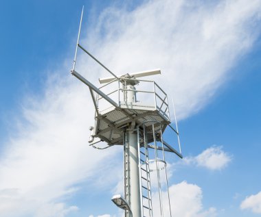 Mavi gökyüzü karşı radar yükleme
