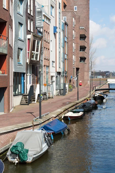 New residential area from Amsterdam along a canal with small boa — Stock Photo, Image