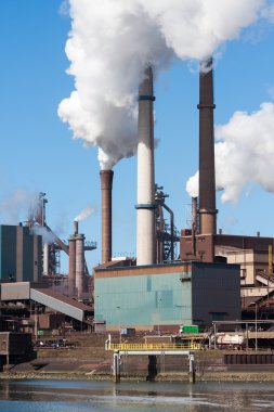 IJmuiden, Hollanda içinde büyük bacalar ile çelik fabrikası