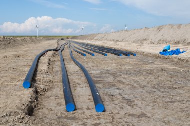bir büyük elektrik kablosu açma için büyük bir yeni windfarm kazma
