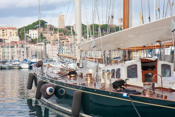 Cannes harbor met Fort en zeilen schepen, Frankrijk — Stockfoto