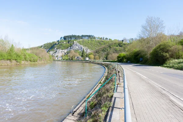 Dijk van de rivier de Maas in de buurt van de Belgische stad van dinant — Stockfoto