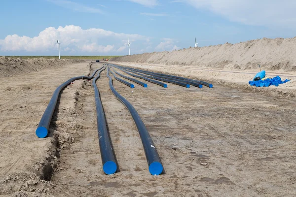 Kopání rýhy kabel velké elektřiny pro velké nové windfarm — Stock fotografie