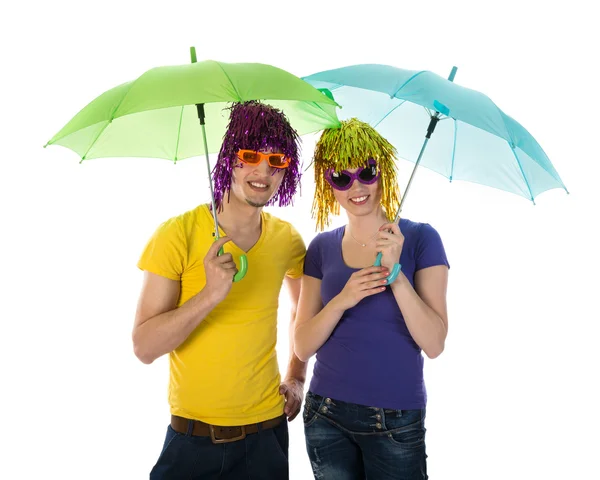 Couple drôle avec perruques, lunettes de soleil et parasols — Photo